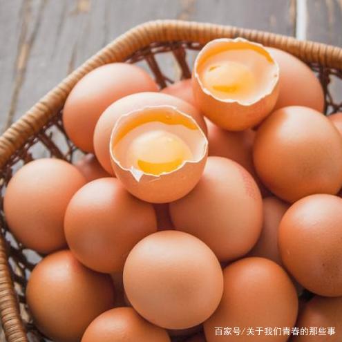 买鸡蛋,白壳红壳哪个好?养鸡大妈说出答案,告诉家人别花冤枉钱